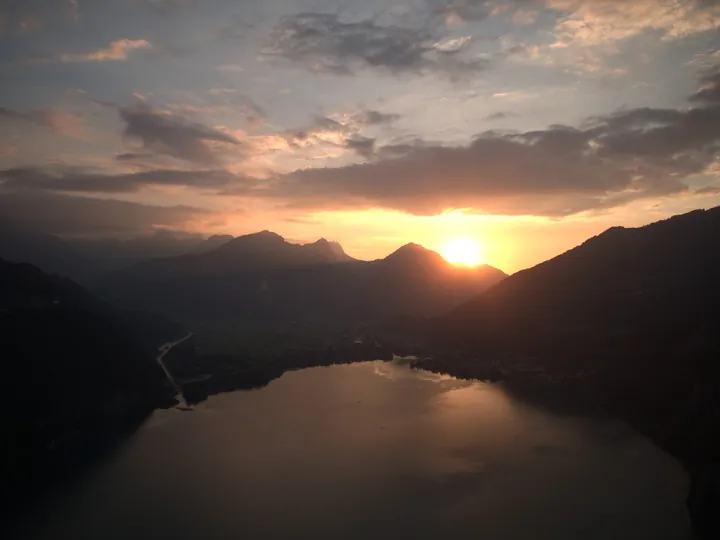 Drohnenaufnahme eines Bergtals im Sonnenaufgang